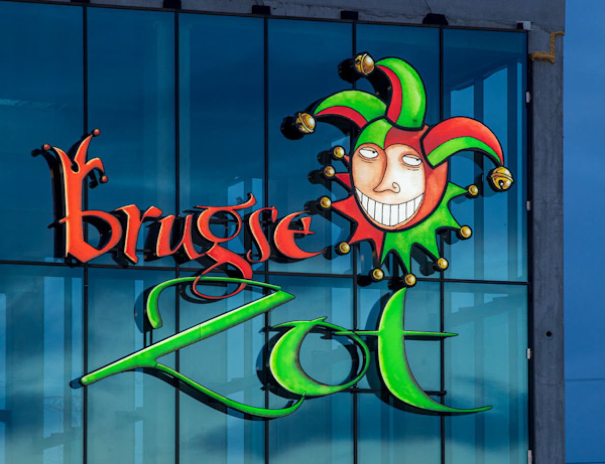 Brugse Zot zet nieuwe bottelarij ludiek in de kijker