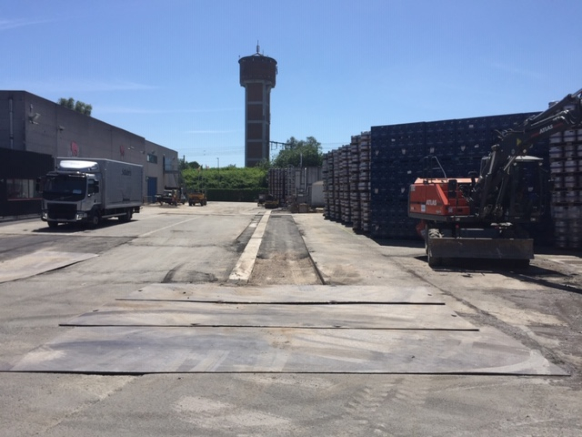 Het moment dus om 3 buizen te installeren: één die afvalwater naar het nieuwe waterzuiveringsbufferbekken laat stromen, een tweede die regenwater afkomstig van zoveel mogelijk daken centraliseert in ondergrondse buffertanks en een derde leiding voor koerw